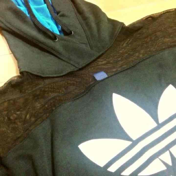 adidas × Ritaora コラボパーカー