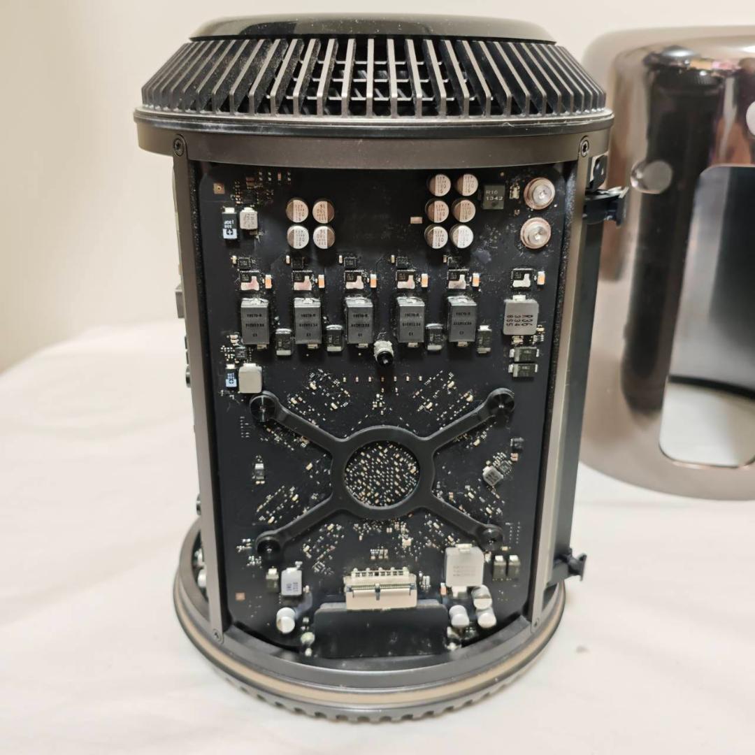 ク*ン様 Apple Mac Pro 通電　起動可
