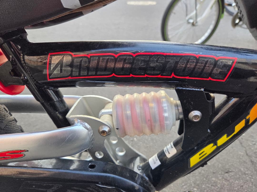 ブリジストン16インチ子供用自転車 補助輪、プロテクタ、ヘルメット【札幌市内引渡