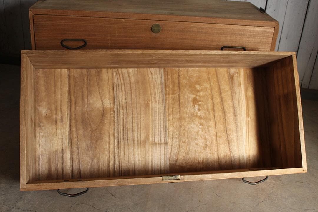 古く味のある木製の引き出し2段　チェスト　桐箪笥　タンス　古家具　古民家