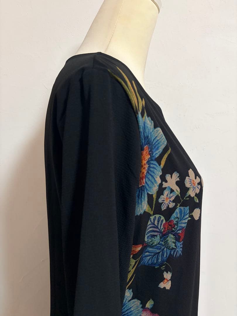 【Desigual】ワンピース 花柄　個性的デザイン　ベルスリーブ　新品