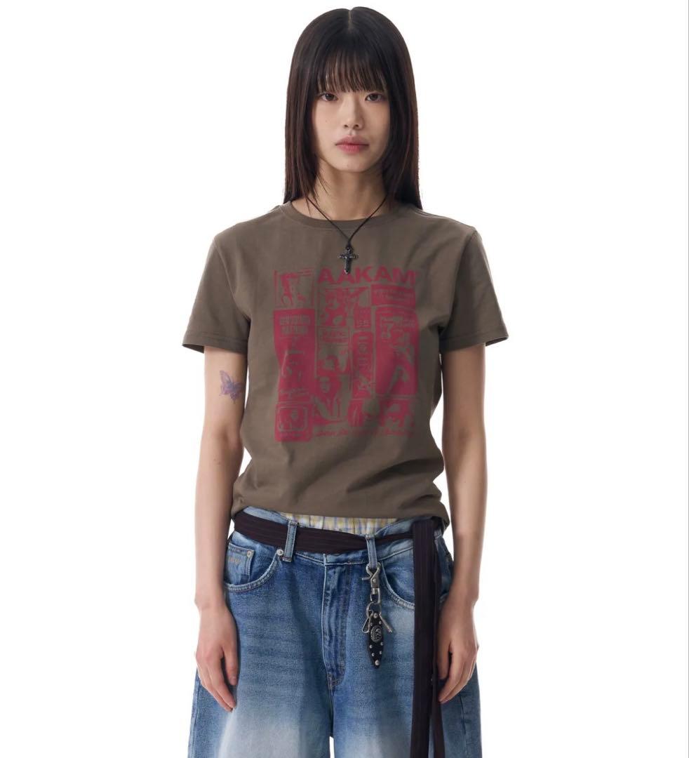 トップス AAKAM Collage Artwork Half Top (Khaki)