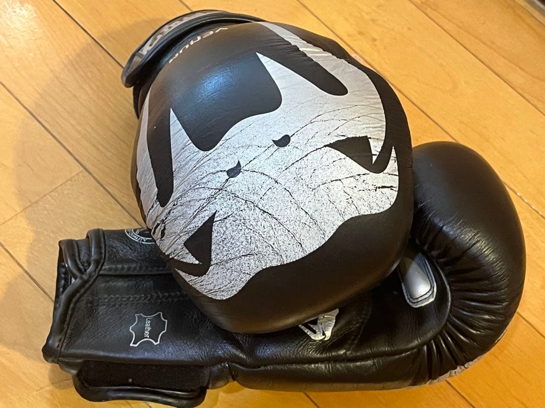 Venum 8オンス ボクシンググローブ 黒 レザー