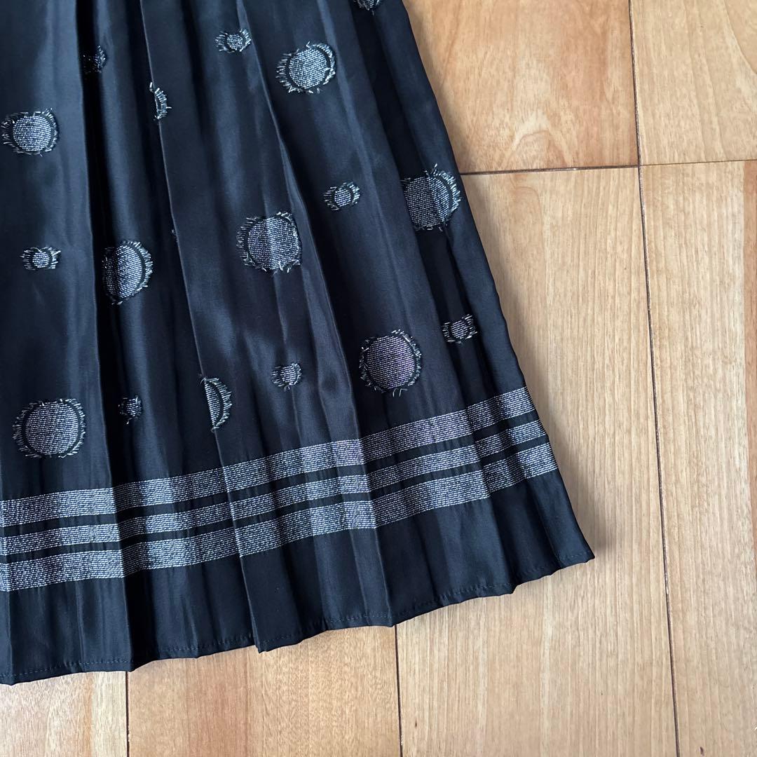 黒の半袖ひざ丈ワンピース