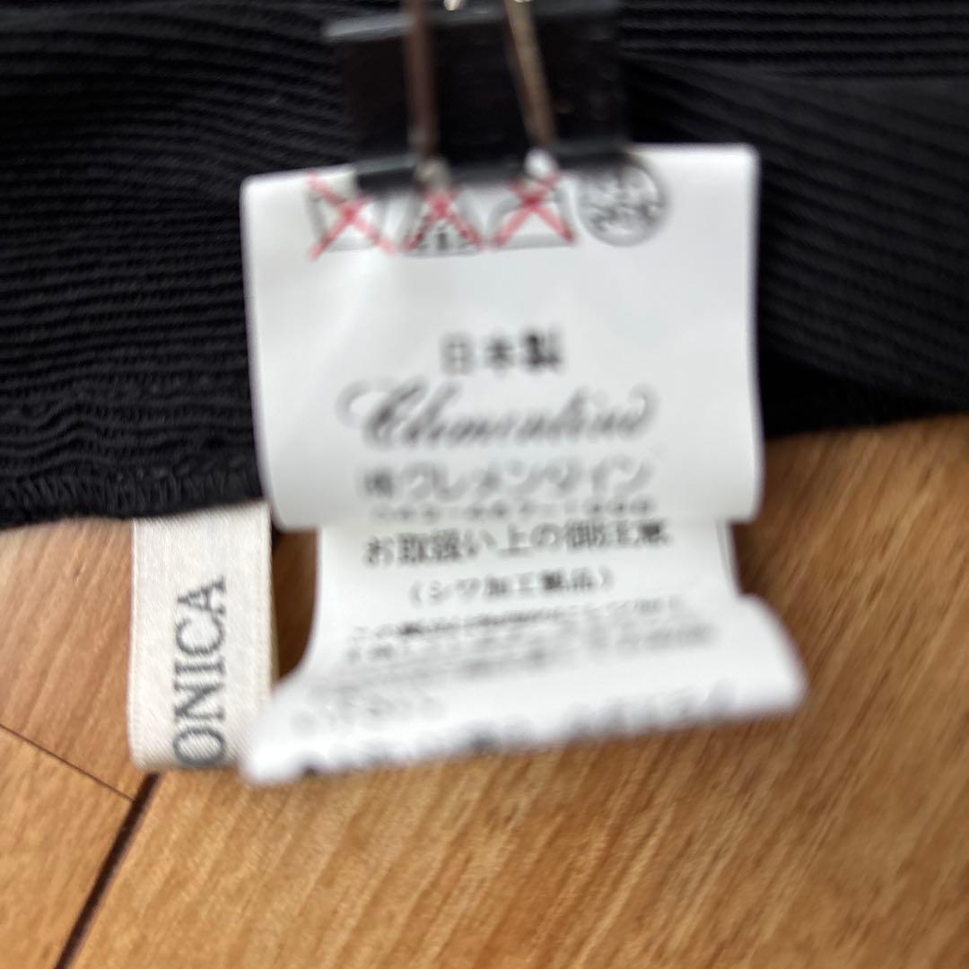 黒の半袖ひざ丈ワンピース