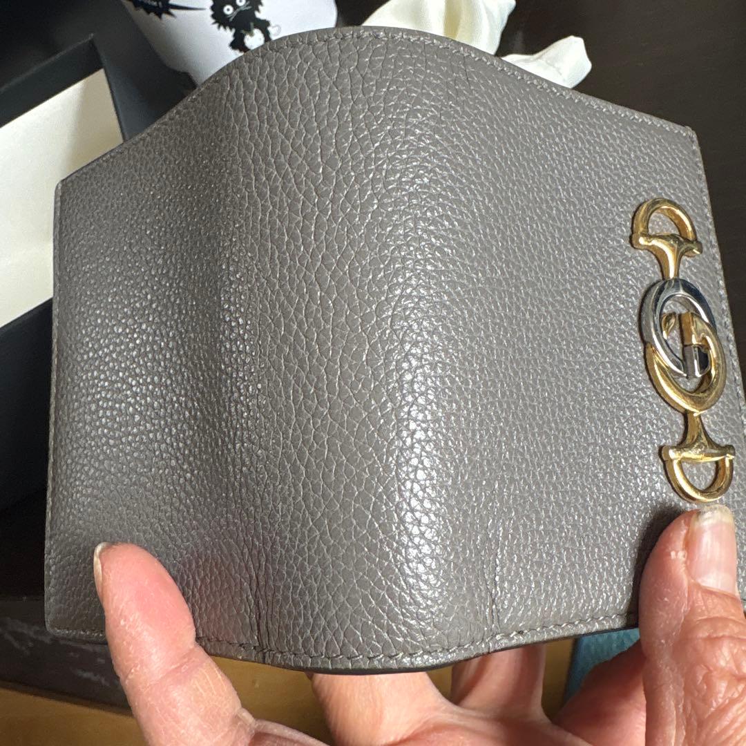 GUCCI グレー 二つ折り財布 GGロゴ