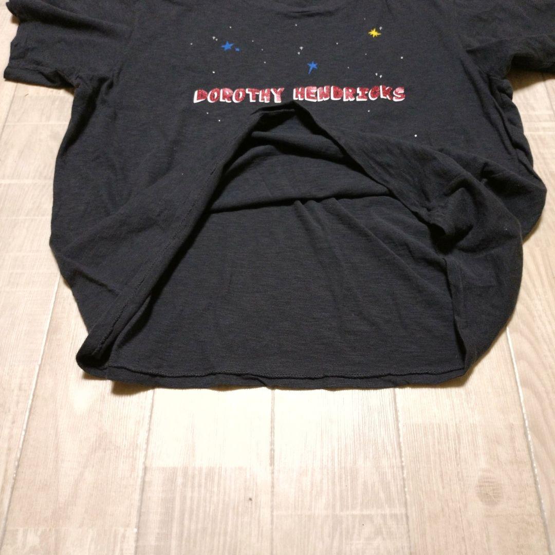 小泉今日子着用dorothy hendricksドロシーヘンドリックスTシャツ