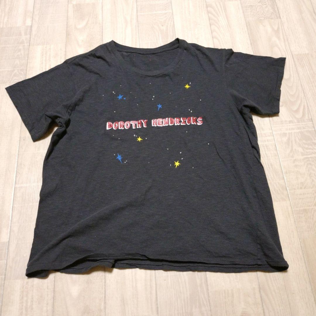 小泉今日子着用dorothy hendricksドロシーヘンドリックスTシャツ