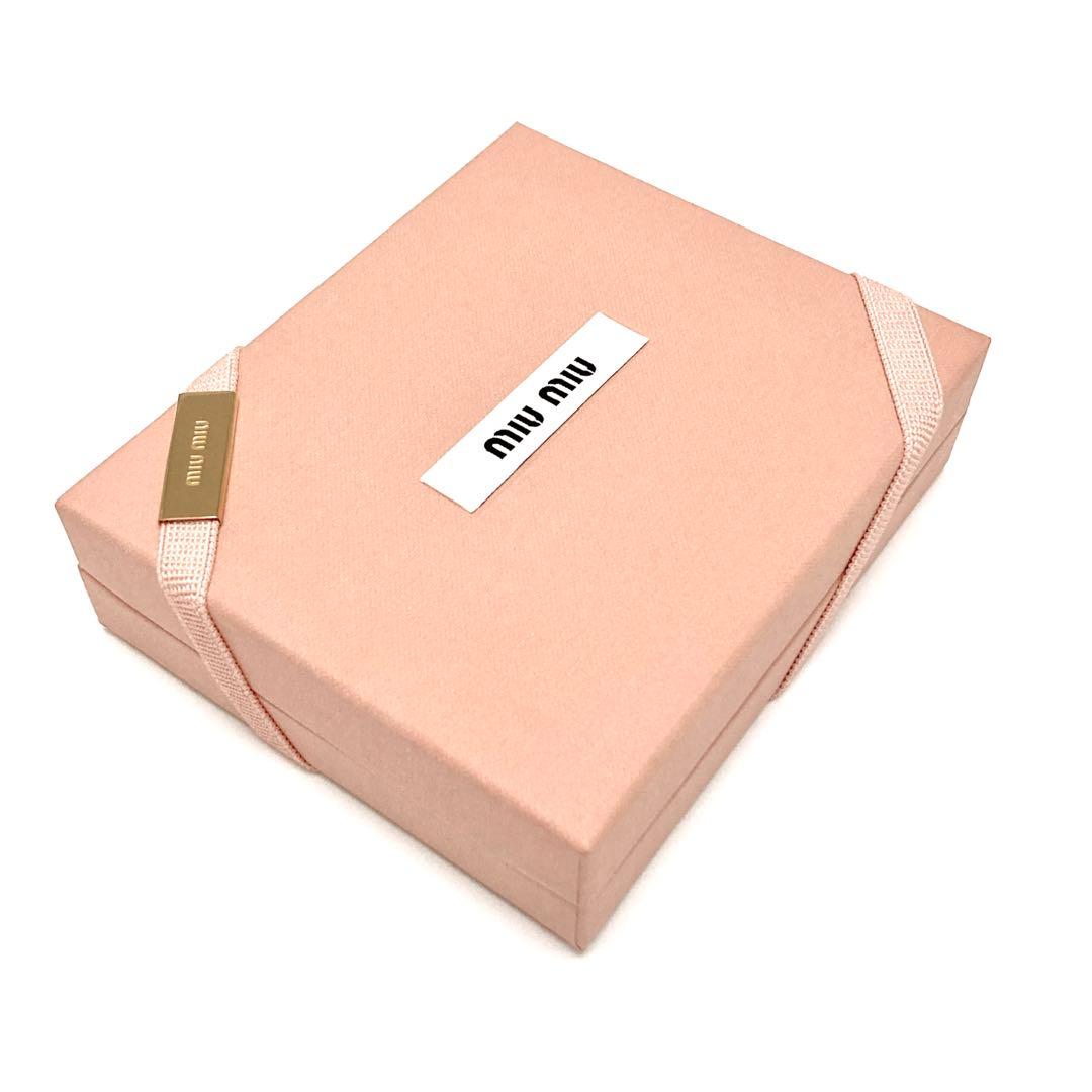 あ*の様 ❤️未使用❤️miumiu ハート柄 二つ折り マドラス レザー 財布