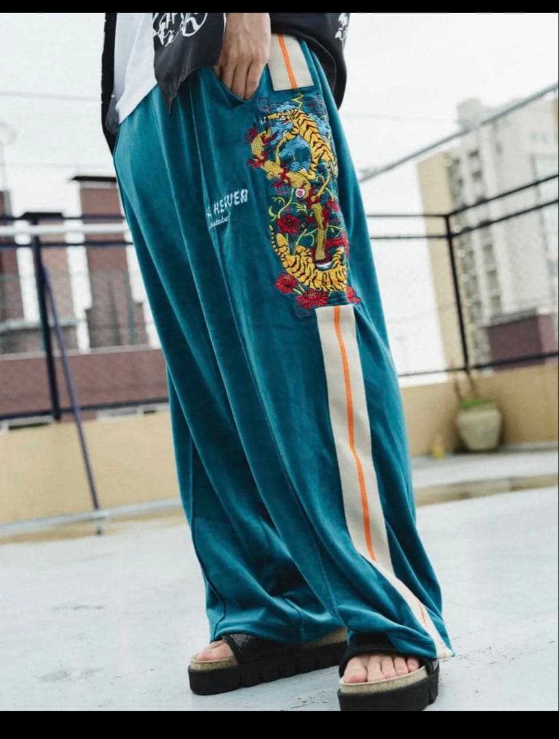 チュウカタベタイ　Tiger track pants/green Lサイズ