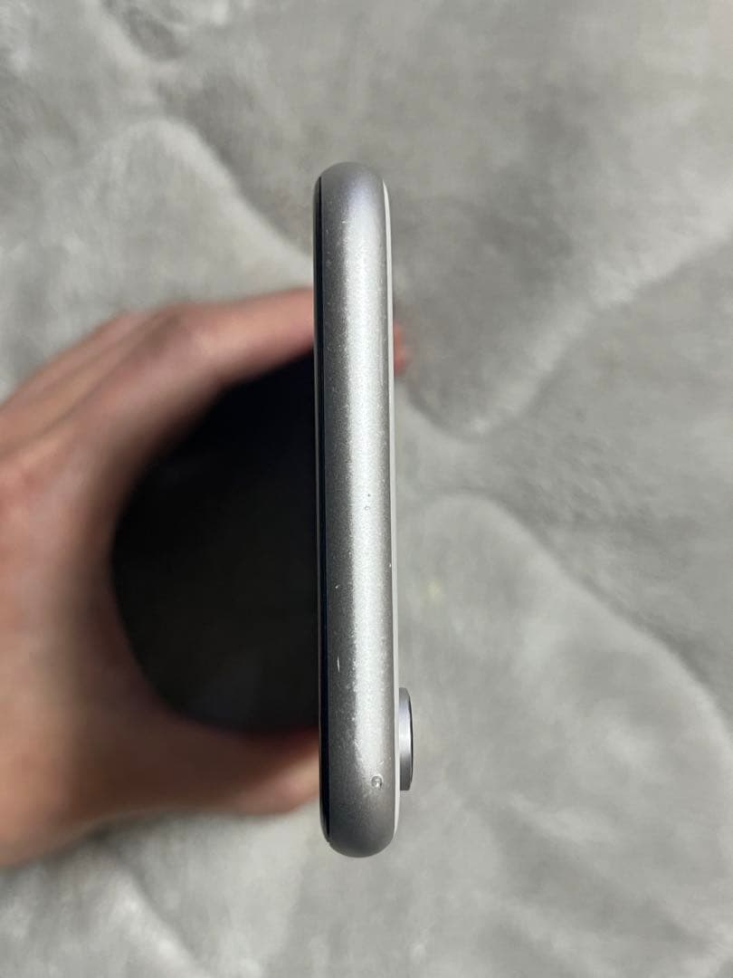 【ジャンク】iPhoneXR64GB白 電源入らず 画面微細割れiCloud不明