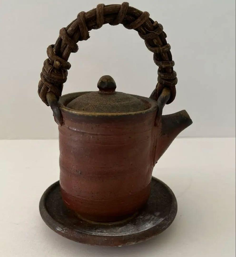 備前焼ハンドメイド醤油注ぎ（茶色、皿付き）　味わい深い器です