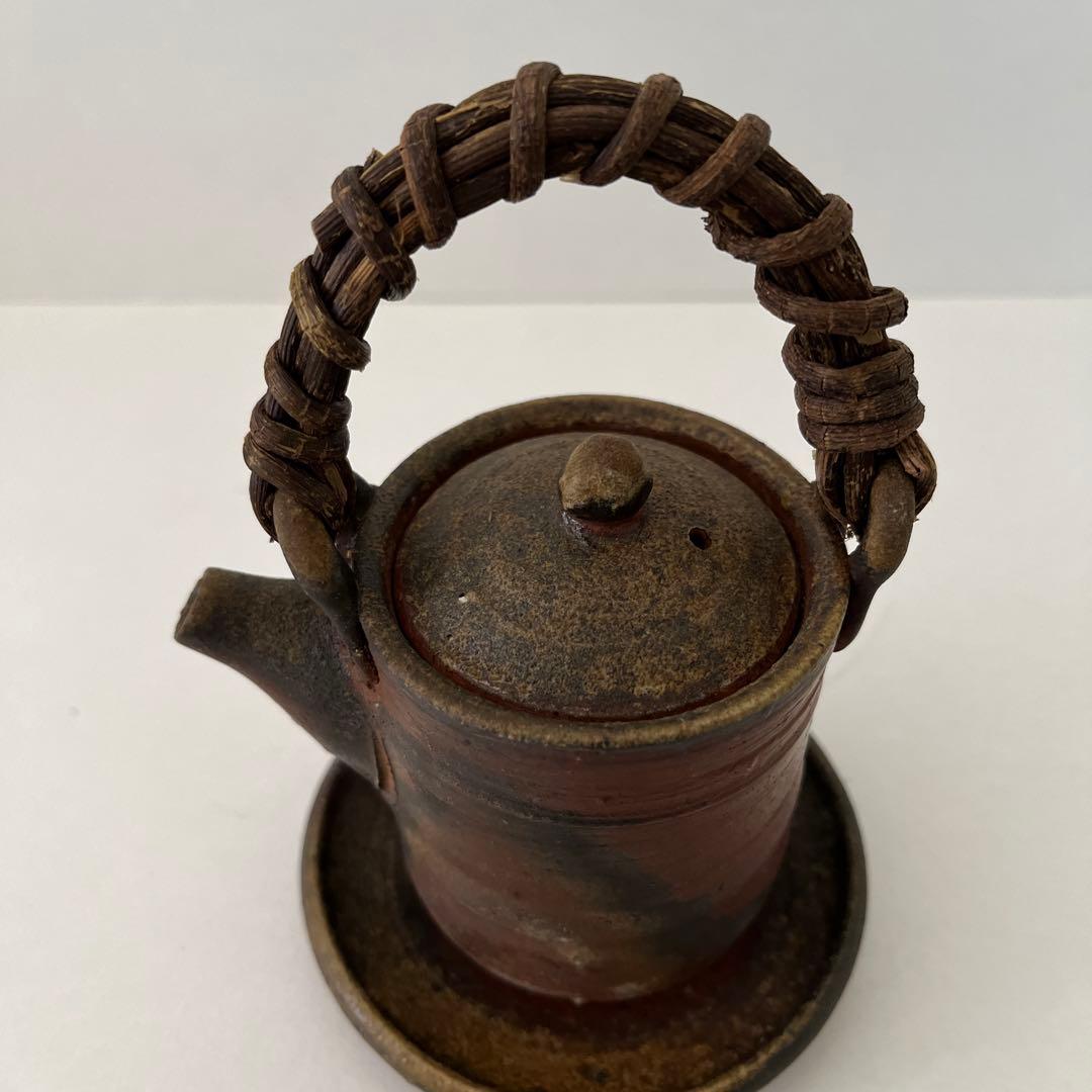 備前焼ハンドメイド醤油注ぎ（茶色、皿付き）　味わい深い器です
