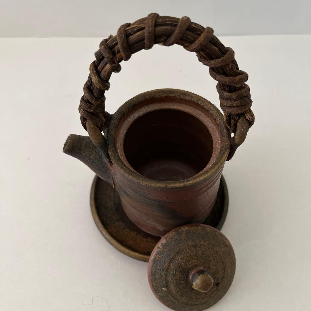 備前焼ハンドメイド醤油注ぎ（茶色、皿付き）　味わい深い器です