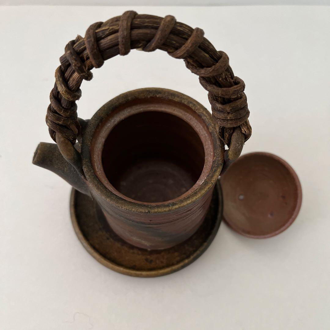備前焼ハンドメイド醤油注ぎ（茶色、皿付き）　味わい深い器です
