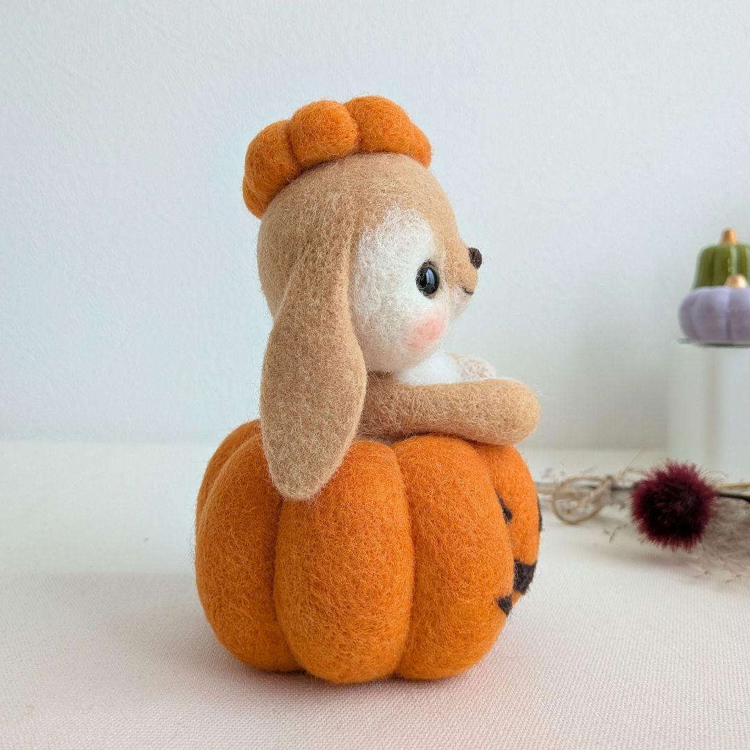 【ハロウィン飾り】羊毛フェルト カボチャ帽子のうさぎさん