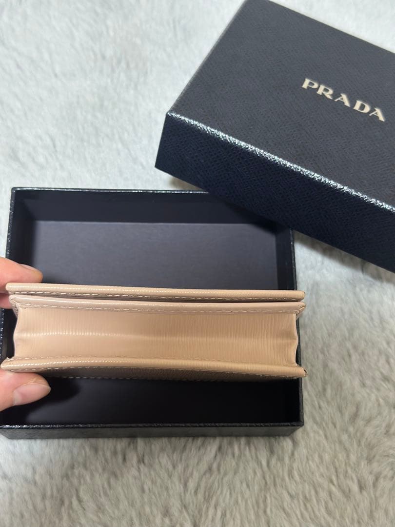PRADA ベージュ レザー カードケース（名刺入れ）