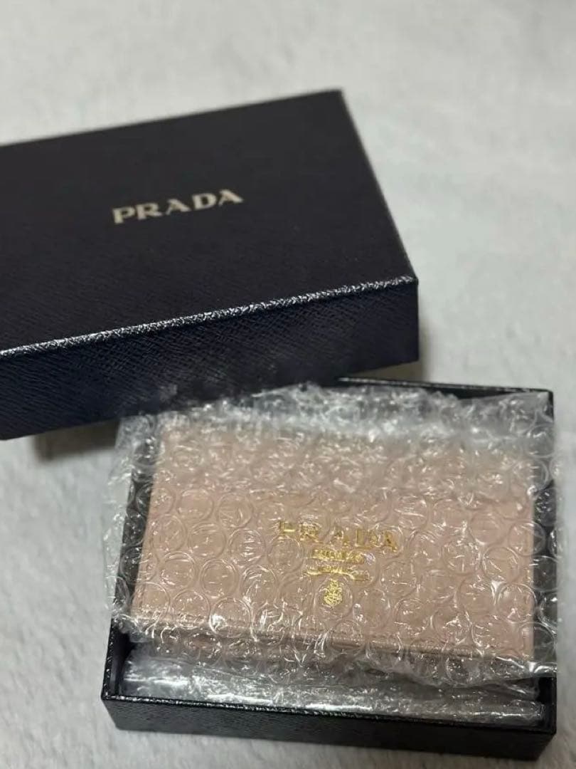 PRADA ベージュ レザー カードケース（名刺入れ）