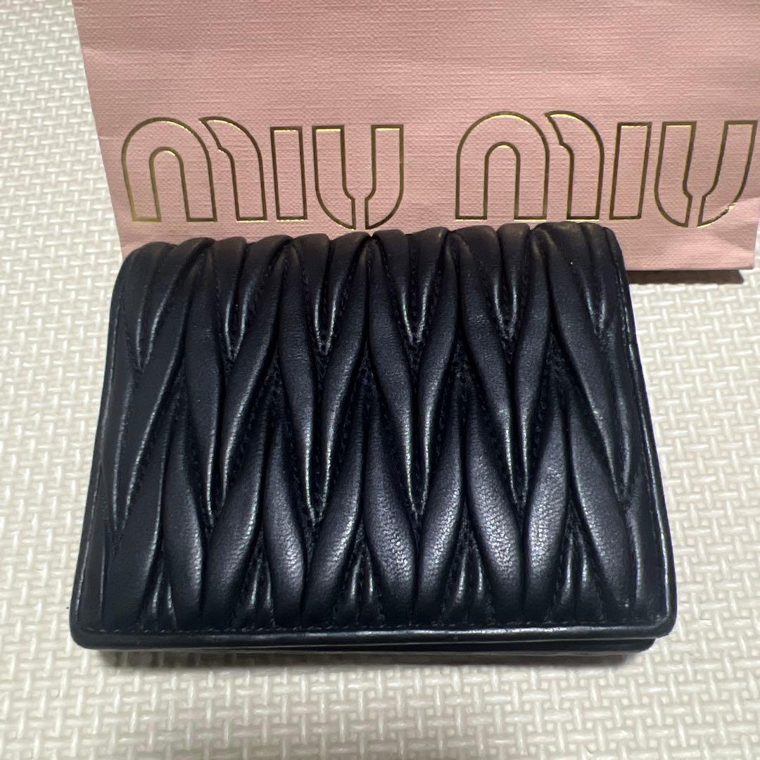 MIU MIU ブラック 二つ折り財布　マトラッセ