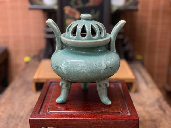 未使用品　韓国青磁三足香炉　在銘　象嵌雲鶴文 貫入入り