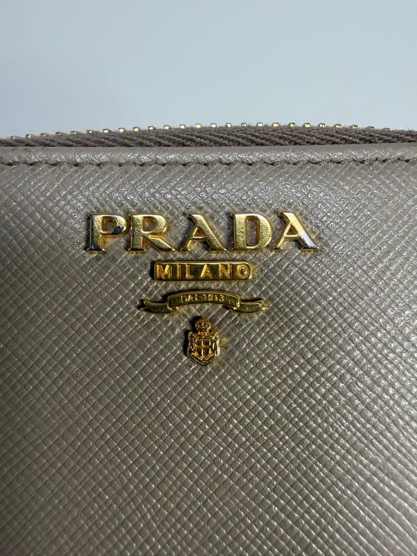 PRADA ポルタフォリオ ラウンド 二つ折り財布 グレー・サフィアーノレザー