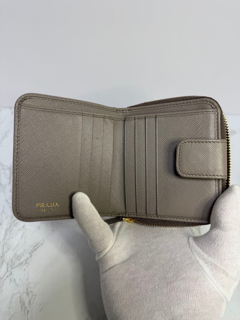 PRADA ポルタフォリオ ラウンド 二つ折り財布 グレー・サフィアーノレザー