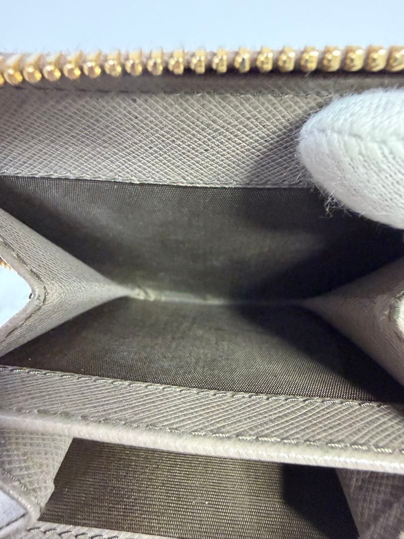 PRADA ポルタフォリオ ラウンド 二つ折り財布 グレー・サフィアーノレザー