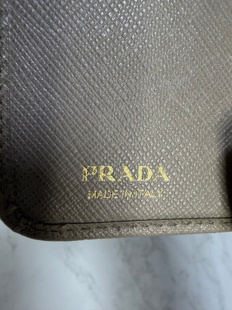PRADA ポルタフォリオ ラウンド 二つ折り財布 グレー・サフィアーノレザー