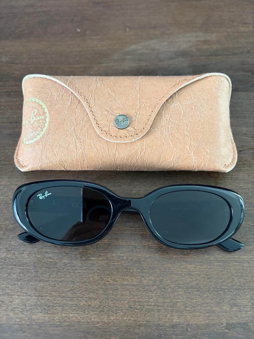 Ray-Ban ブラック オーバルサングラス ORB4441D