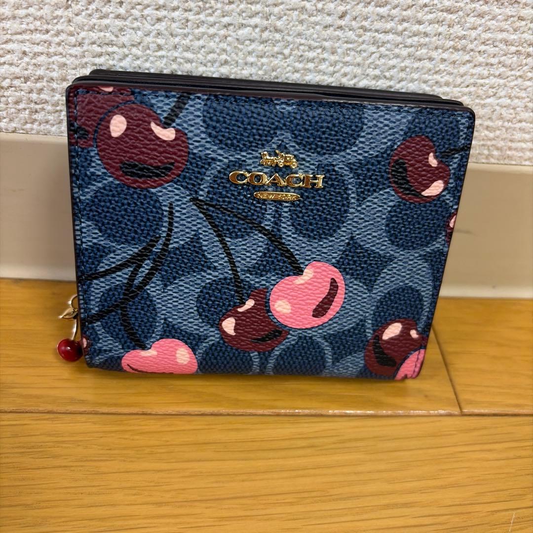 COACH チェリー柄 二つ折り財布 大人可愛い