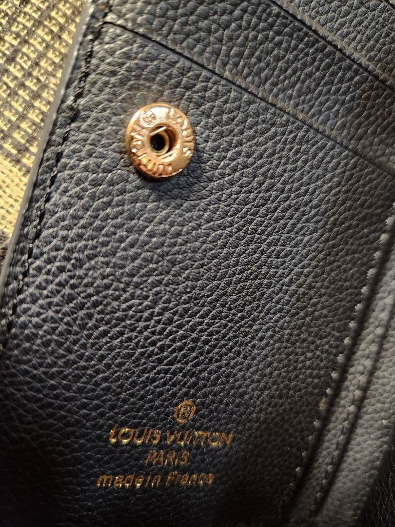LV　ノベルティ　ブラックレザー二つ折り財布