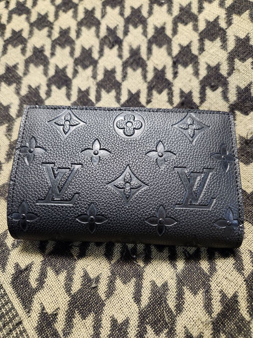 LV　ノベルティ　ブラックレザー二つ折り財布