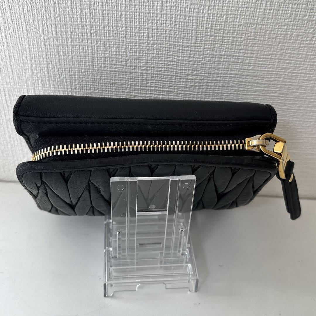 希少✨ミュウミュウ 二つ折り財布 マテラッセ ロゴ金具 レザー ブラック