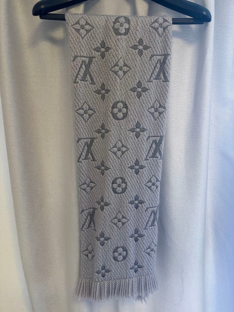 LOUIS VUITTON グレー ロゴマフラー
