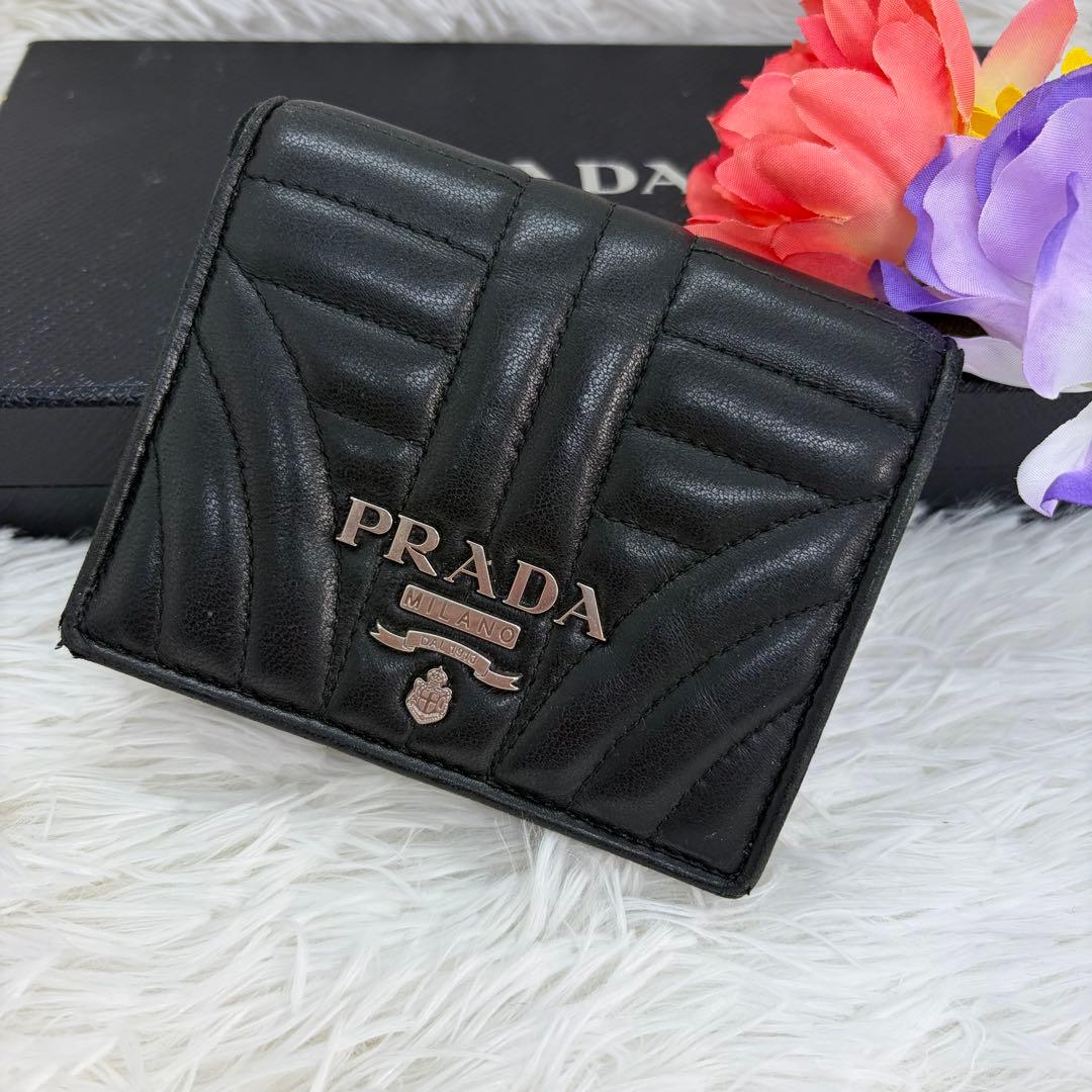 希少/美品✨プラダ 二つ折り財布 キルティング ロゴ レザー 黒