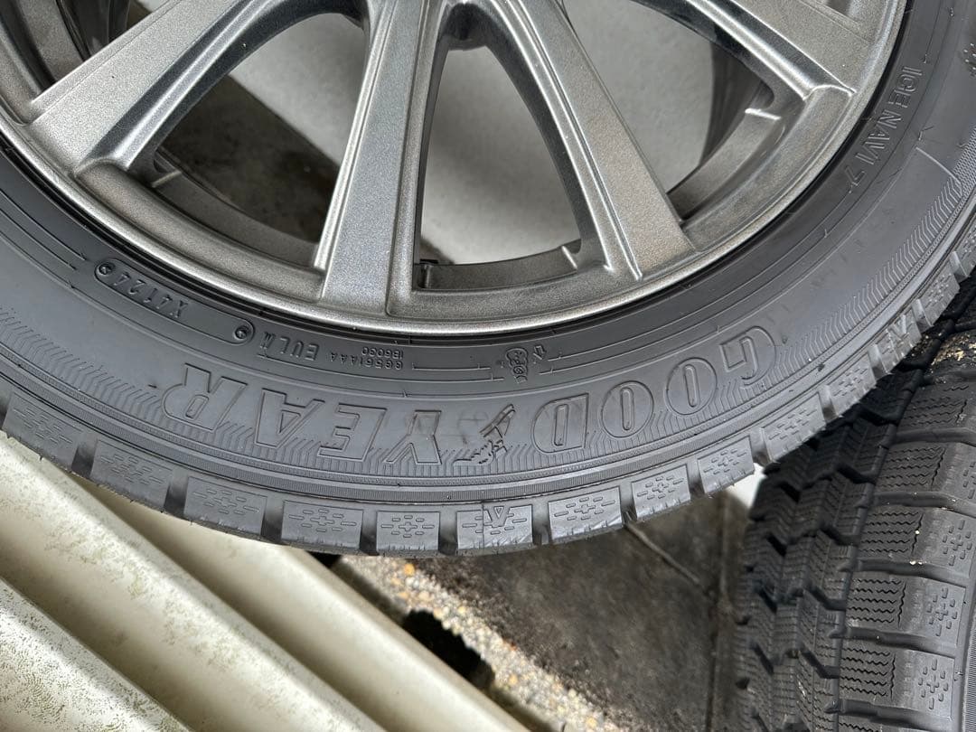 17インチタイヤ215/55R17スタッドレスタイヤGOODYEAR 4本セット