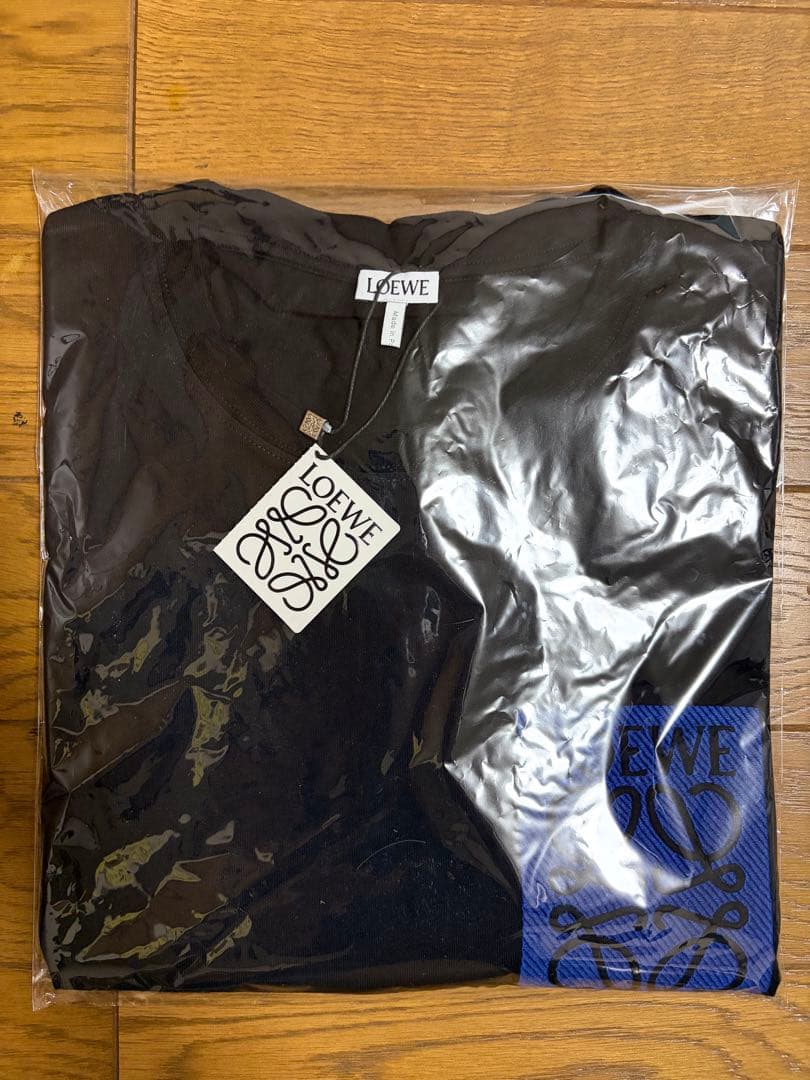 LOEWE 黒 Tシャツ 青いロゴ