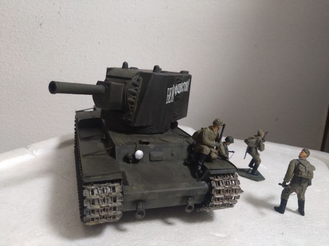 プラモデル戦車プラモデル1/35ソビエト重戦車ＫＶ2ビッグターレット完成品。