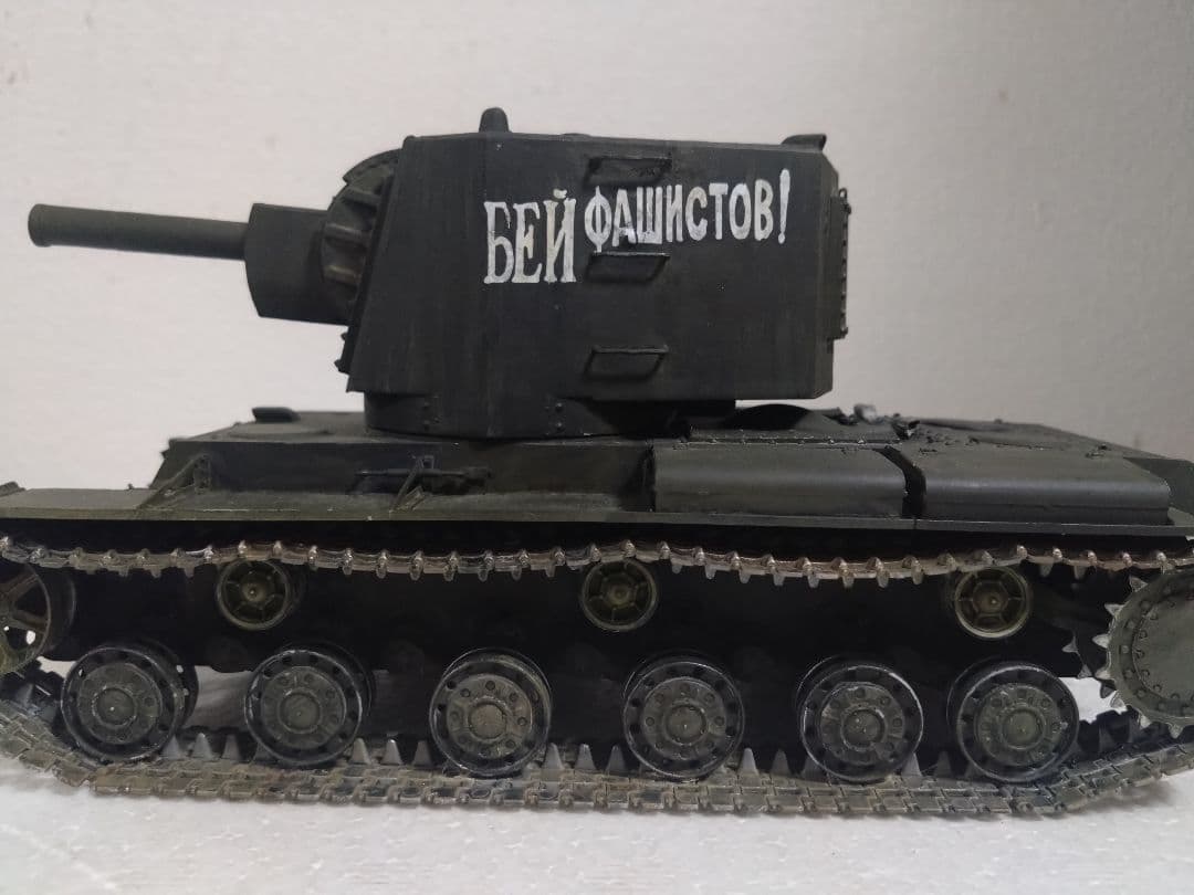 プラモデル戦車プラモデル1/35ソビエト重戦車ＫＶ2ビッグターレット完成品。
