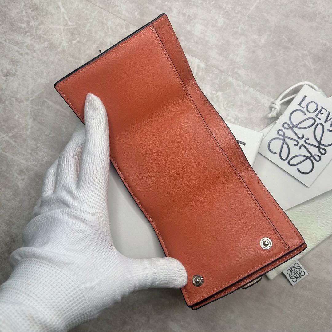 LOEWE ベージュ 三つ折り 財布 アナグラム ウォレット